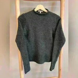 Banana Republic size small fitted soft sweater gray